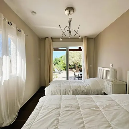 Villa Corail Privee Et Climatisee Pour 10 Personnes Avec Piscine Et Superbe Vue Et Collines A La Londe-les-Maures