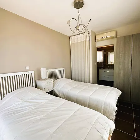 Villa Corail Privee Et Climatisee Pour 10 Personnes Avec Piscine Et Superbe Vue Et Collines A La Londe-les-Maures