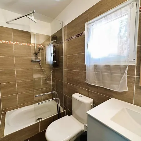 Corail Privee Et Climatisee Pour 10 Personnes Avec Piscine Et Superbe Vue Et Collines A Villa *