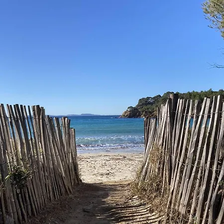 Villa Corail Privee Et Climatisee Pour 10 Personnes Avec Piscine Et Superbe Vue Et Collines A La Londe-les-Maures