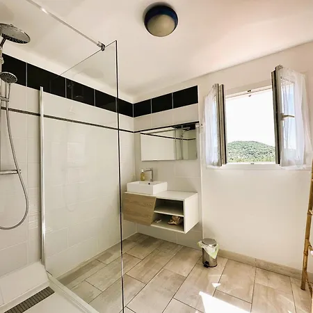 Villa Corail Privee Et Climatisee Pour 10 Personnes Avec Piscine Et Superbe Vue Et Collines A La Londe-les-Maures