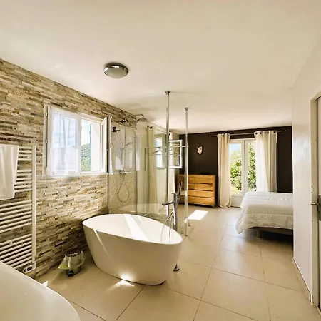 Corail Privee Et Climatisee Pour 10 Personnes Avec Piscine Et Superbe Vue Et Collines A Villa La Londe-les-Maures