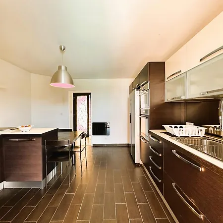Villa Corail Privee Et Climatisee Pour 10 Personnes Avec Piscine Et Superbe Vue Et Collines A La Londe-les-Maures