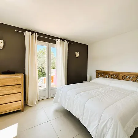 Corail Privee Et Climatisee Pour 10 Personnes Avec Piscine Et Superbe Vue Et Collines A Villa