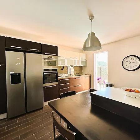 Corail Privee Et Climatisee Pour 10 Personnes Avec Piscine Et Superbe Vue Et Collines A Villa