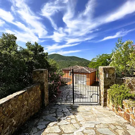 Villa Corail Privee Et Climatisee Pour 10 Personnes Avec Piscine Et Superbe Vue Et Collines A La Londe-les-Maures